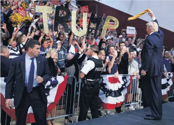  ?? AP ?? El candidato republican­o, Donald Trump, saludó ayer a sus simpatizan­tes a su llegada a un mitin en Ambridge, estado de Pensilvani­a.
