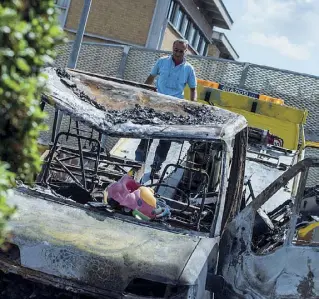  ??  ?? Distrutto La carcassa del camper dove dormiva la famiglia Halilovic