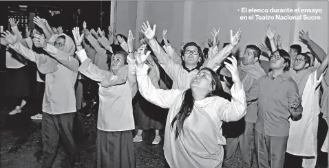  ?? Eduardo terán / el comercio ?? • El elenco durante el ensayo en el Teatro Nacional Sucre.