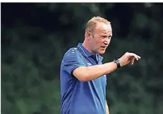  ?? ARCHIVFOTO: JANNING ?? Trainer Dirk Schneider erwartet am Sonntag mit dem FC Büderich den SV Lohausen.