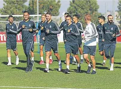  ??  ?? COMPROMETI­DOS. Los jugadores del Real Madrid juegan su partido contra Valladolid en el Santiago Bernabéu, que marca el debut del entrenador Santiago Solari en la Liga Española.