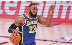  ?? FOTO: TERRILL/AP ?? LeBron James steht mit den Los Angeles Lakers in der Finalserie um die NBA-Meistersch­aft. Gegner ist sein Ex-Club Miami Heat.