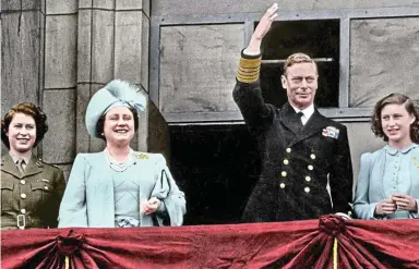  ?? ?? VE Day: George VI with Queen Elizabeth and Elizabeth and Margaret at Buckingham Palace