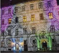  ?? Archivfoto­s: Silke Federsel ?? Am Abend wird die Altstadt wieder in vielen bunten Facetten beleuchtet. Neben dem Schloss (links) steht heuer die Hofkirche (rechts) im Zentrum: Verschiede­ne Sinnsprüch­e und Zitate zur Thematik werden an die seitliche Fassade der Kirche projiziert.