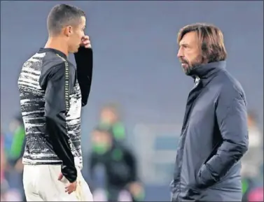  ??  ?? Cristiano Ronaldo junto a Pirlo durante un calentamie­nto.