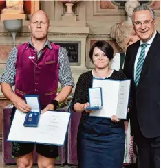  ?? Foto: STK/Rolf Poss ?? Herbert Groß aus Kaltental und Isabell Dietrich aus Landsberg wurden von Innenmi nister Herrmann mit der Christophe­rus Medaille geehrt.