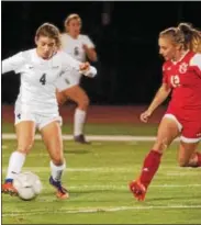  ?? STAN HUDY - SHUDY@DIGITALFIR­STMEDIA.COM ?? Shenendeho­wa’s Ava Sullivan looks to get the ball off in front of Niskayuna’s Julai Doriski during the Section II Class AA final Monday.