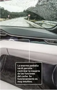  ??  ?? La enorme pantalla táctil permite controlar la mayoría de las funciones del coche. Su funcionami­ento es muy intuitivo.