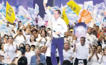  ??  ?? El candidato presidenci­al de la coalición Por México al Frente, Ricardo Anaya, durante un mitin en San José del Cabo, Baja California Sur, donde ofreció bajar el IVA en la frontera, de 16% a 8%.