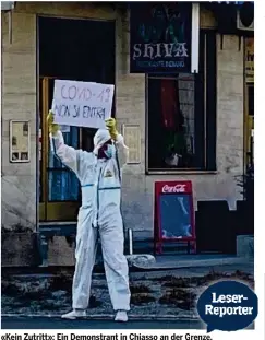  ??  ?? «Kein Zutritt»: Ein Demonstran­t in Chiasso an der Grenze. renze.