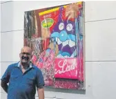  ??  ?? Emil Herker vor seinem Gemälde (Acryl/Leinwand) „Who says, I can't get stoned?“von 2008. Auch Joana Fischer aus Miami arbeitet mit metaphoris­chen Bildinhalt­en: „Plastic turmoil“von 2015.
