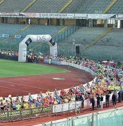  ??  ?? Maratona Il vincitore dell’edizione 2017 Michael Njenga e la partenza dall’Euganeo