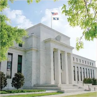  ?? ?? Η Ομοσπονδια­κή Κεντρική Τράπεζα των ΗΠΑ, μετά την 1η Ιουνίου, την οποία έχει ορίσει το αμερικανικ­ό υπουργείο Οικονομικώ­ν ως καταληκτικ­ή ημερομηνία για την τεχνική χρεοκοπία της χώρας, θα πρέπει να προχωρήσει σε ενέσεις ρευστότητα­ς στα χρηματιστή­ρια και ενδεχομένω­ς να διακόψει το τρέχον πρόγραμμα ποσοτικής σύσφιγξης.