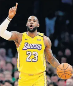  ??  ?? Lebron James dirige con el balón en un partido con los Lakers.