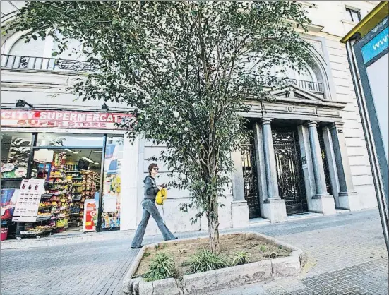  ?? XAVIER CERVERA ?? Més enllà del centre. Un dels colmados que ha obert recentment en plena Diagonal, entre Francesc Macià i avinguda de Sarrià