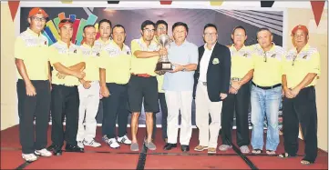  ??  ?? Melanau Community captain Bajuri Jaujie receives the team nett champion trophy from Mawan (fifth right) while KGS captain Henry Chuo (fourth right) as the players look on.