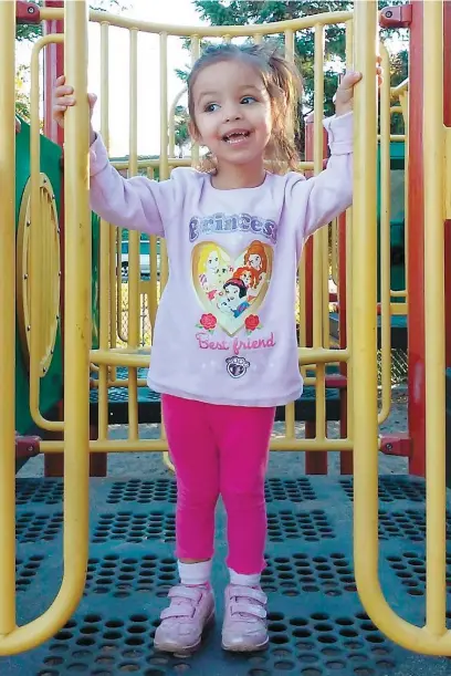  ??  ?? Oubliée sa malformati­on cardiaque, Thelma Surprenant, cette fillette montréalai­se âgée de 3 ans peut aujourd’hui faire toutes les activités physiques qu’elle souhaite.
