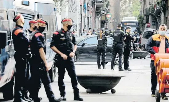  ?? XAVIER CERVERA ?? Una escena habitual. L’increment del tràfic de drogues a Barcelona va obligar els cossos policials a intervenir als narcopisos