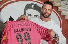  ?? Foto: Klaus Rainer Krieger ?? Ex Nationalke­eper Tim Wiese wird am Samstagabe­nd für den SSV Dillingen ein Kurz Comeback geben. Das pinke Trikot präsentier­te der 35 Jährige auf einer Pressekon ferenz in Haunstette­n.