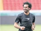  ??  ?? La estrella de Egipto se entrena solo previo al debut de su selección.