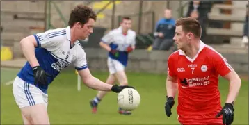  ??  ?? Shane Byrne of Ballyhogue hops the ball as Kilanerin’s Gavin O’Toole looks on.