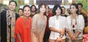  ?? FEDRIK TARIGAN/JAWA POS ?? KISAH PEJUANG: Para pemain dan sutradara Kartini dalam jumpa pers di Plaza Indonesia, Jakarta, kemarin.