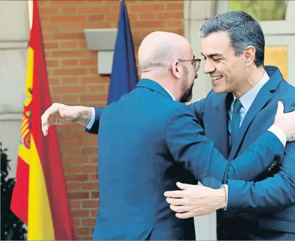  ??  ?? Pedro Sánchez recibió ayer en la Moncloa con un afectuoso abrazo al presidente electo del Consejo Europeo, el belga Charles Michel