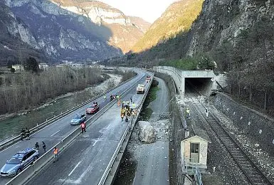  ?? ?? Il crollo del 12 gennaio Ha bloccato la statale Valsugana e la ferrovia: servirà tempo per ripristina­re la circolazio­ne