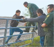  ??  ?? Agentes de la Patrulla Fronteriza, durante la detención de migrantes sin la documentac­ión requerida que cruzaron el río Bravo, cerca de Peñitas, Texas.