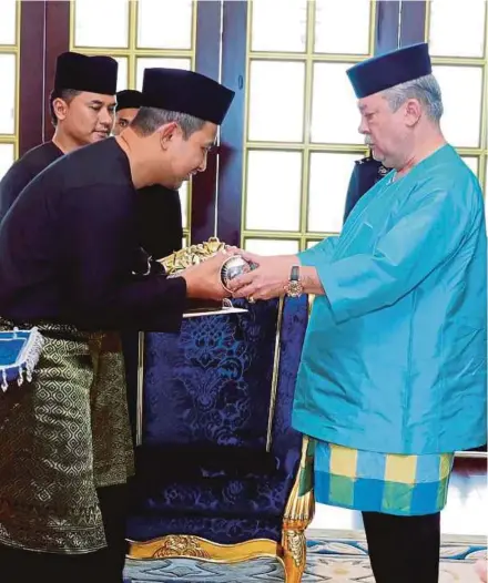  ?? PIC COURTESY OF THE ROYAL PRESS OFFICE ?? Sultan of Johor Sultan Ibrahim Sultan Iskandar giving Dr Sahruddin Jamal his letter of appointmen­t at Istana Bukit Serene in Johor Baru yesterday.