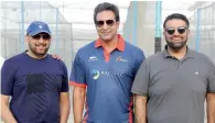  ??  ?? Pervez Khan (left) and Ali Tumbi (right) with Wasim Akram.