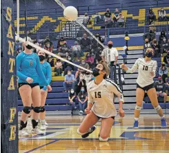  ?? GABRIELA CAMPOS/THE NEW MEXICAN ?? The Demons’ Ariana Anaya eyes the ball during Thursday’s game against Cleveland in Toby Roybal Memorial Gymnasium.