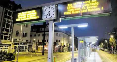  ?? DPA-BILD: STEFFEN ?? Auf einer Anzeige wird an einer Hannoveran­er Stadtbahn-Haltestell­e auf den Streik am 15. März hingewiese­n. An diesem Donnerstag sollen Busse und Bahnen in der Landeshaup­tstadt wieder stillstehe­n.