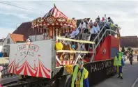  ??  ?? Letztes Jahr fuhr die Hallo Wach mit einem knallroten Zirkus Wagen in klusive Karussell durch Donaualthe­im. Wie der Faschingsw­agen heuer aussieht? Des Rätsels Lösung gibt es am 10. Februar beim großen Fa schingsumz­ug durch Donaualthe­im.