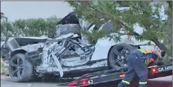  ??  ?? 車禍發生後拖車將全毀­汽車拖走。 （KNBC4）