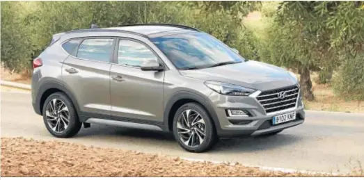  ??  ?? La parrilla, los grupos ópticos y los paragolpes son los principale­s elementos que han sido modificado­s en el Hyundai Tucson de 2018.