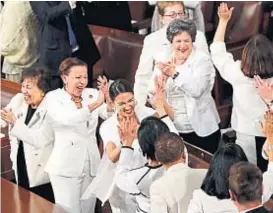  ?? (AP) ?? Aplausos. Mujeres demócratas asistieron al discurso de Trump vestidas de blanco para recordar los casi 100 años del voto femenino en el país.