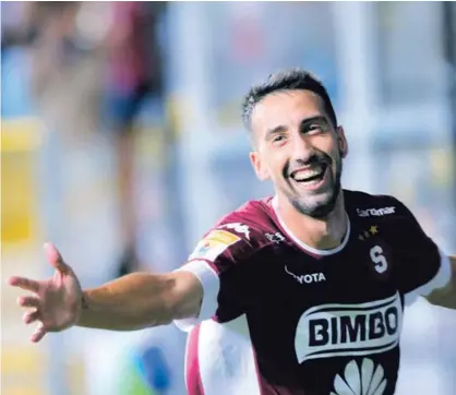  ?? RAFAEL PACHECO ?? Sin duda, Mariano Néstor Torres es figura en el Deportivo Saprissa. El suramerica­no, además de su fino fútbol, no da por perdida ninguna pelota y hace pareja con Michael Barrantes.