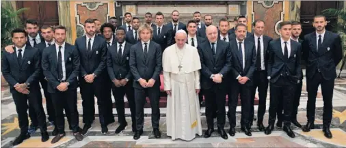  ??  ?? CON EL PAPA. La Juventus visitó al Papa Francisco en el Vaticano y se fotografió con él. También el Lazio estuvo con Su Santidad.