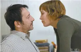  ?? TVA FILMS ?? Le roman La brèche décrit la relation déchirante d’une étudiante universita­ire avec un de ses professeur­s, beaucoup plus âgé qu’elle et marié, joué par Jean-Hugues Anglade.