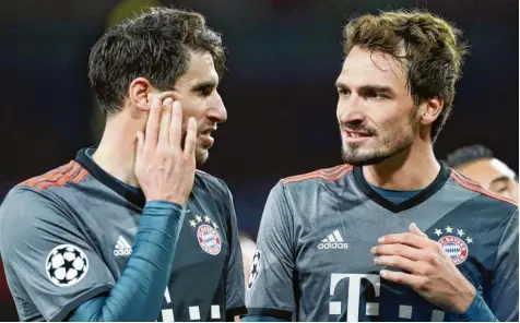  ?? Foto: Imago ?? Sowohl Javi Martínez (links) als auch Mats Hummels hätten in der Partie heute gar nichts gegen einen Patz auf der Bank ein zuwenden – würde das doch bedeuten, wenige Tage später sicher gegen Real Madrid in der Startelf zu stehen.