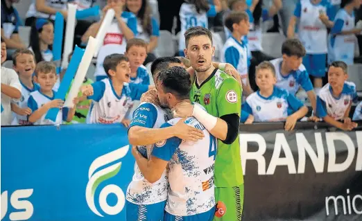  ?? FRANCISCO JIMÉNEZ ?? El portero Iván Bernad celebra con dos compañeros uno de los goles del equipo zaragozano.