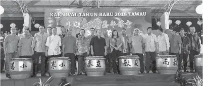  ??  ?? PAIRIN bersama para pemimpin yang hadir merakamkan foto sempena Karnival Tahun Baharu Cina 2018 Tawau di Padang Bandaran Tawau.