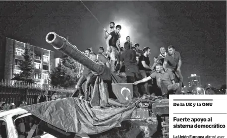  ?? REUTERS ?? Los civiles que resistiero­n en las calles se hicieron de un tanque de guerra.
