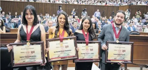  ?? FOTO: CRISTINA FÉLIX ?? &gt; Valeria García, Iza Daniela Flores, Aracely Ceballos y Daniel Ochoa, al recibir sus premios.