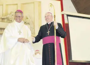  ?? Saulo Ohara ?? Dom Geremias recebe o báculo de dom Manoel: “Trago no coração a vontade de trazer para Londrina o melhor da discussão pastoral no Brasil e no mundo”