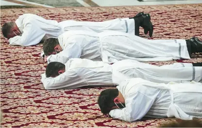  ?? EFE ?? Los sacerdotes miran hacia el suelo durante la ceremonia de ordenación en la Basílica de San Pedro