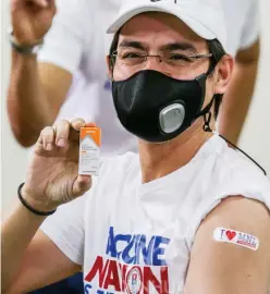  ?? (Photo/Xinhua) ?? On April 4, 2021, Isko Moreno, mayor of Manila, was holding the SINOVAC COVID vaccine box after his vaccinatio­n in Philippine­s.