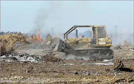  ?? WEST SIDE WEEKLY ?? A tractor operator keeps control of an Ag burn east of Bakersfiel­d in 2015.