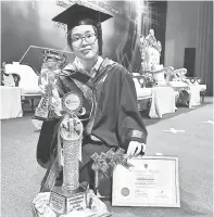  ??  ?? TAHNIAH: Jennifer Ng yang merupakan graduan terbaik bagi program Diploma Pentadbira­n Perniagaan, mendapat Anugerah Industri daripada Yayasan Sarawak dan mendapat Anugerah Presiden bagi kategori bukan teknikal.